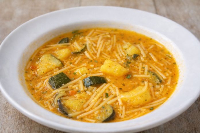 Minestra di zucchine e patate con pasta, piatto caldo fatto in casa