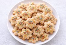 biscotti sardi tradizionali decorati con zuccherini colorati