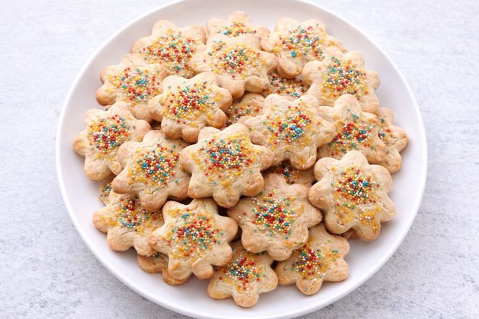 biscotti sardi tradizionali decorati con zuccherini colorati