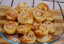 Girelle di sfoglia al prosciutto.