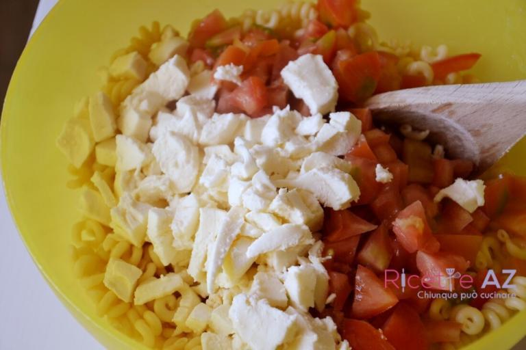 Insala di pasta con mozzarella