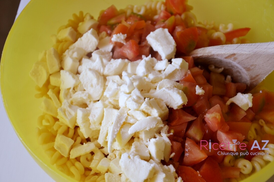Insala di pasta con mozzarella