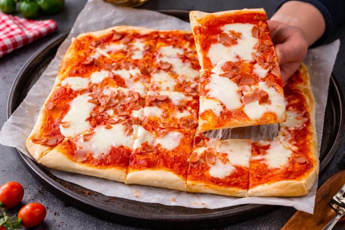 Pizza con lievito istantaneo fatta in casa con pomodoro e mozzarella