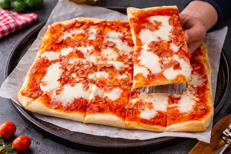 Pizza con lievito istantaneo fatta in casa con pomodoro e mozzarella