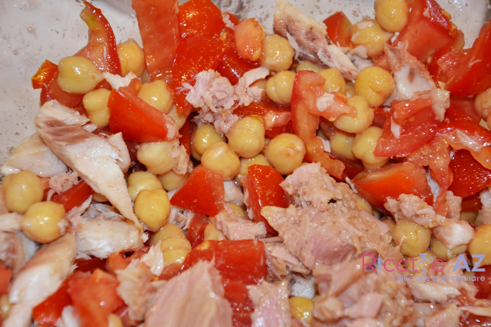 Come preparare l'insalata di ceci, tonno e pomodorini.