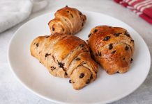 Cornetti con gocce di cioccolato fatti in casa