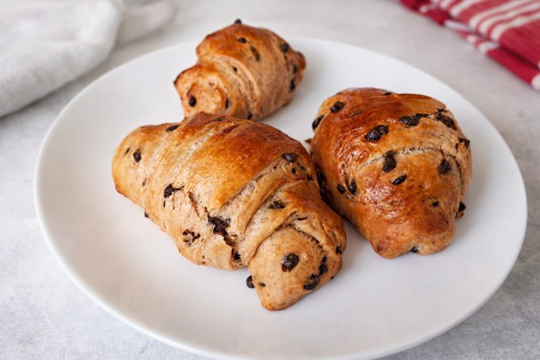 Cornetti con gocce di cioccolato fatti in casa